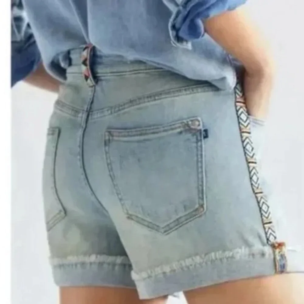 Anthropologie Pilcro Signature High‎ Rise Embroidered Western Denim Short 30 - Picture 2 of 13